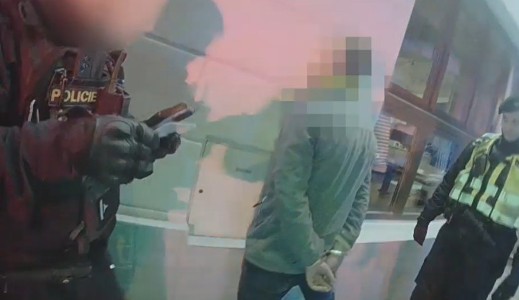 VIDEO: Muž obtěžoval ženu, pak utíkal strážníkům. Nezastavila ho ani namířena zbraň