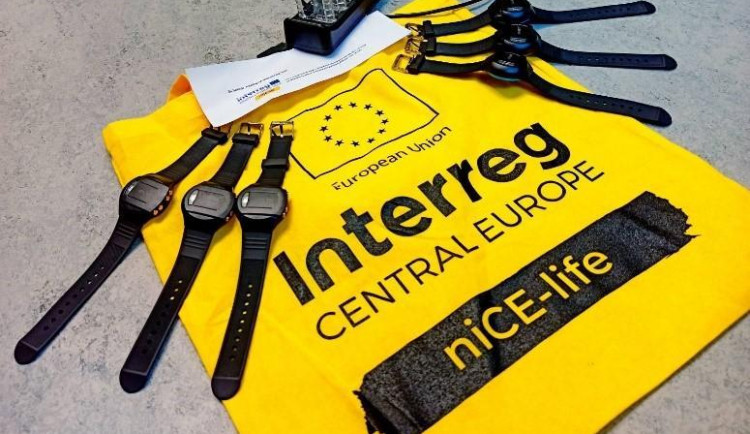 Vědci z Brna vymysleli náramek, který pozná Parkinsonovu chorobu