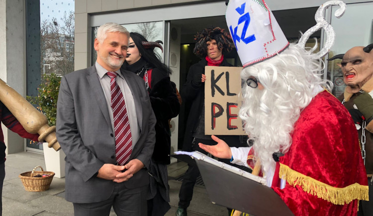 VIDEO: Klimatický Mikuláš obchází ministerstva, která nedodržují Pařížskou dohodu