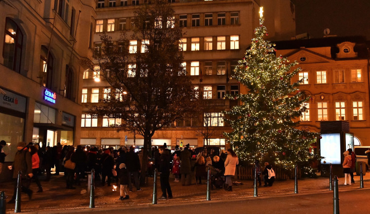 VÁNOCE NA JEDNIČCE: Stromy, bruslení a návrat k tradicím přerušených covidem