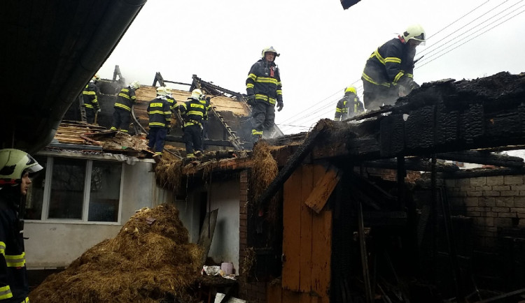 Jihomoravští hasiči zápasili s požárem stodoly. Škoda je milionová