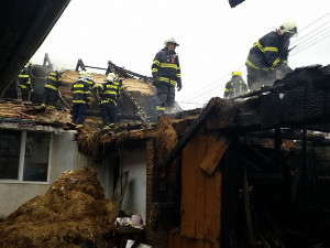 Jihomoravští hasiči zápasili s požárem stodoly. Škoda je milionová