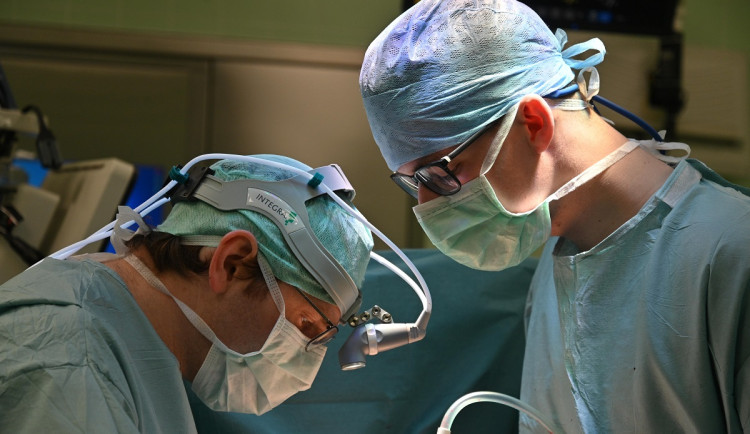 Lékaři z Brna slaví devítistou transplantaci jater. Na orgán čekají pacienti rok