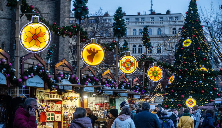 VÁNOCE NA DVOJCE: Trhy s atmosférou, stromečky od dětí a bruslení pod Nuselákem