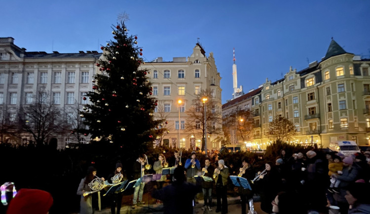 VÁNOCE NA TROJCE: Kluziště pod věží, trhy na Jiřáku a svítící logo Trojky