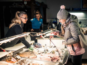 SOUTĚŽ: Vánoční kapr i čerstvý losos přímo do auta. V Brně funguje unikátní služba FishDrive