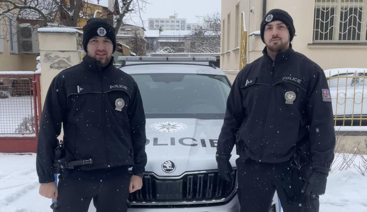 Senior se bavil s kamarádem a náhle zkolaboval. Život mu zachránili policisté