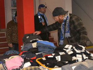 Nový účes, teplé svršky a guláš. Fotbalisté Zbrojovky rozveselili bezdomovce a chudé