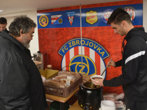 Nový účes, teplé svršky a guláš. Fotbalisté Zbrojovky rozveselili bezdomovce a chudé