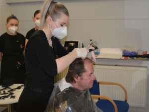 Nový účes, teplé svršky a guláš. Fotbalisté Zbrojovky rozveselili bezdomovce a chudé