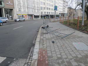 Opilý mladík předvedl zběsilou jízdu v centru Brna. Ničil auta, zábradlí a mířil na vánoční trhy