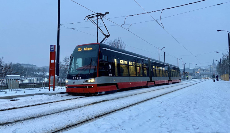 Sníh v Praze opět komplikuje dopravu. Některé spoje jsou zpožděny i o půl hodiny