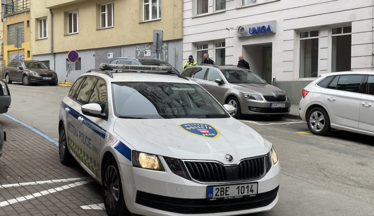 Dítě z Brna zabouchlo matku na balkoně a koukalo, jak žena v peřině křičí