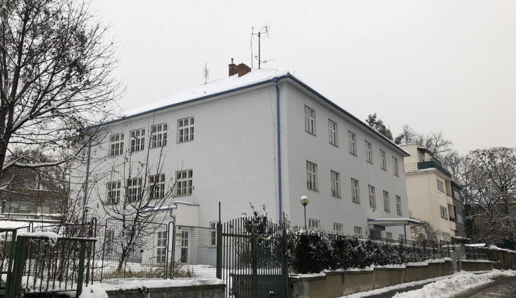 Brněnské biskupství půjčí bývalou školu dobrovolníkům. Pak z ní udělá byty