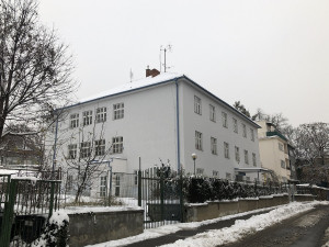Brněnské biskupství půjčí bývalou školu dobrovolníkům. Pak z ní udělá byty