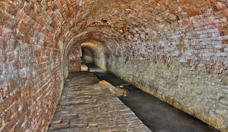 V brněnských Řečkovicích plánují zalít historický sklep betonem, místní se proti akci bouří