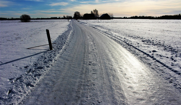 Meteorologové varují před ledovkou a silným větrem na začátku týdne. Vánoce však budou zřejmě na blátě