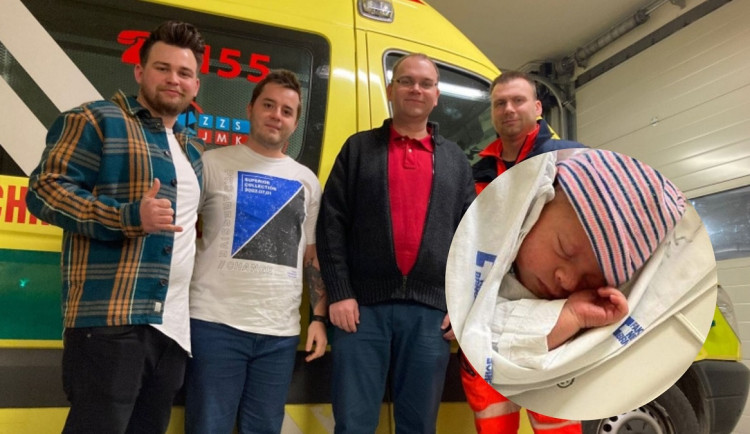 Narození Josefínky pomáhali kromě operátorky také Roman Soušek, Jan Zdráhal, Jan Přikryl a Pavel Pleva