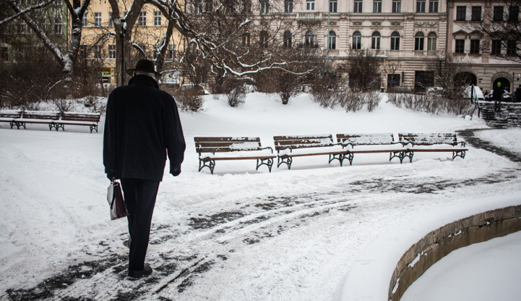 Ledovka opět trápí Prahu. Záchranáři doporučují seniorům nevycházet