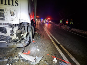 Tragická nehoda na Brněnsku. Nehodu auta s kamionem nepřežil řidič ani dítě
