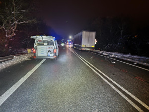 Tragická nehoda na Brněnsku. Nehodu auta s kamionem nepřežil řidič ani dítě