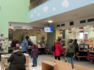 Dětská nemocnice v Brně praská ve švech. Čeká se až pět hodin a rodiče jsou agresivní