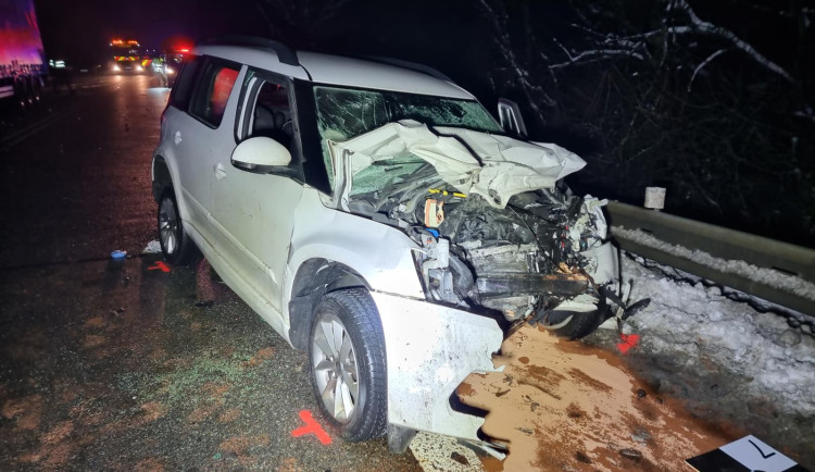 Tragická nehoda na Brněnsku. Nehodu auta s kamionem nepřežil řidič ani dítě