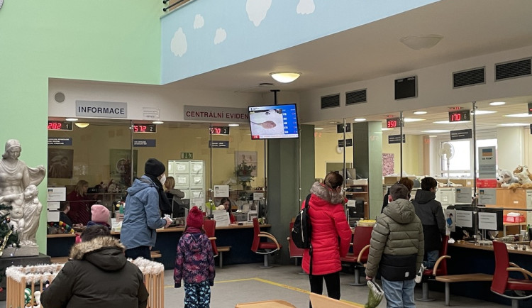 Brněnská dětská nemocnice praská ve švech. Děti čekají na ošetření až pět hodin