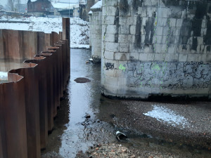 V Brně dělníci rozbili železniční most. Kvůli poškození objektu nepojedou vlaky