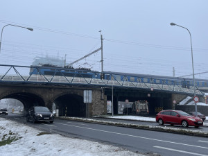 Železničáři staví v Brně provizorní konstrukci a zlobí se na magistrát