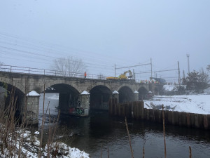 Železničáři staví v Brně provizorní konstrukci a zlobí se na magistrát kvůli rozbitému mostu