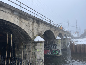 Železničáři staví v Brně provizorní konstrukci a zlobí se na magistrát