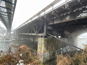 Železničáři staví v Brně provizorní konstrukci a zlobí se na magistrát