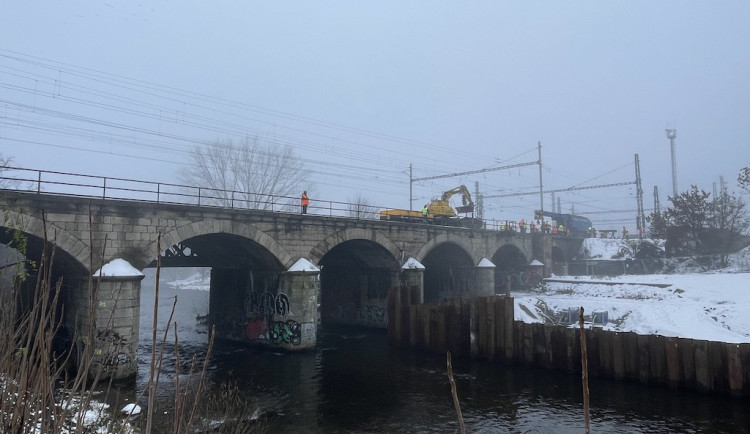 Železničáři staví v Brně provizorní konstrukci a zlobí se na magistrát