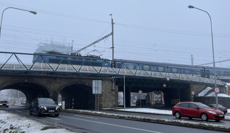 Vlaky jezdí v Brně přes nový provizorní most. Funguje, těší železničáře