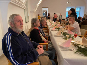 Brněnská radnice pozvala bezdomovce na oběd. Dostali svíčkovou a ponožky