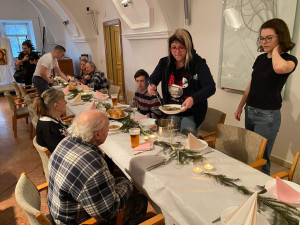 Brněnská radnice pozvala bezdomovce na svíčkovou