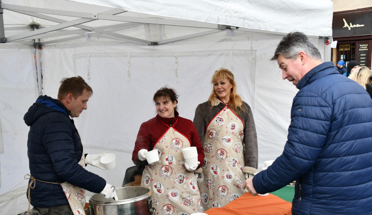 Boskovice rozdávaly polévku chudým i bohatým lidem. Vybrané peníze dostanou potřební