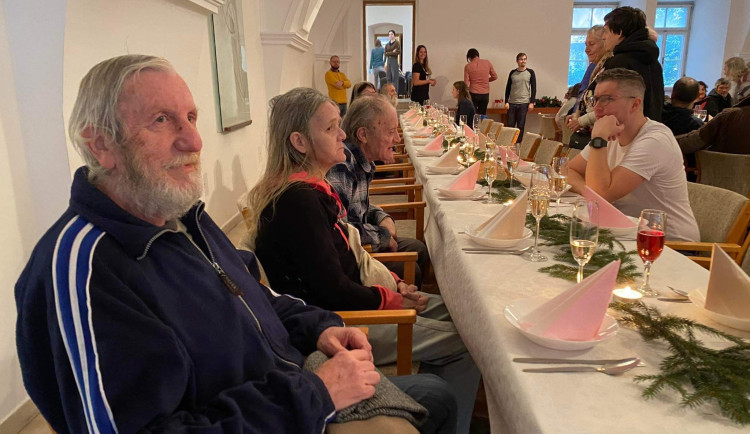 Brněnská radnice pozvala bezdomovce na svíčkovou