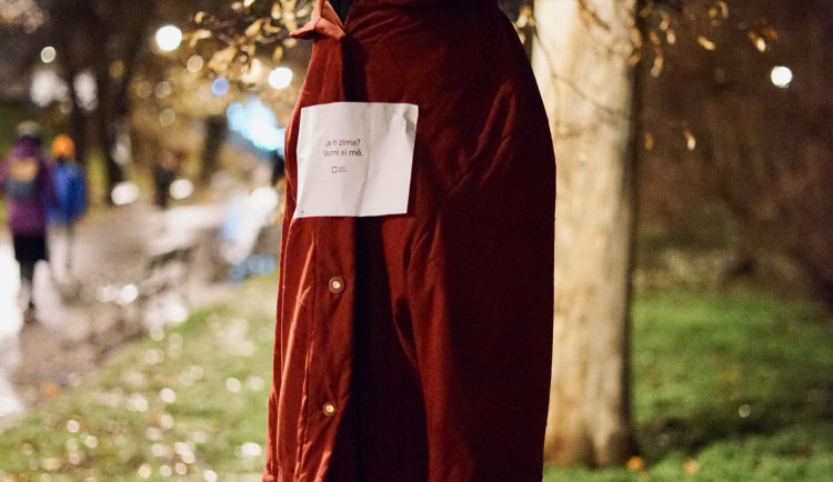 Je ti zima? Vezmi si mě. Iniciativa Lepší město rozvěsila v Praze bundy pro potřebné