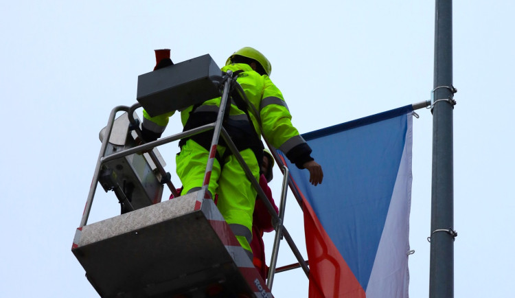 Prahu zdobí české vlajky. Na Nový rok rozzáří některé budovy trikolora