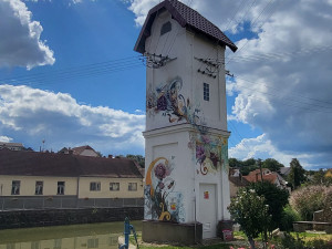 Na malbě na věžové trafostanici v Žerůtkách na Znojemsku je i kudlanka nábožná i blízkého Národního parku Podyjí