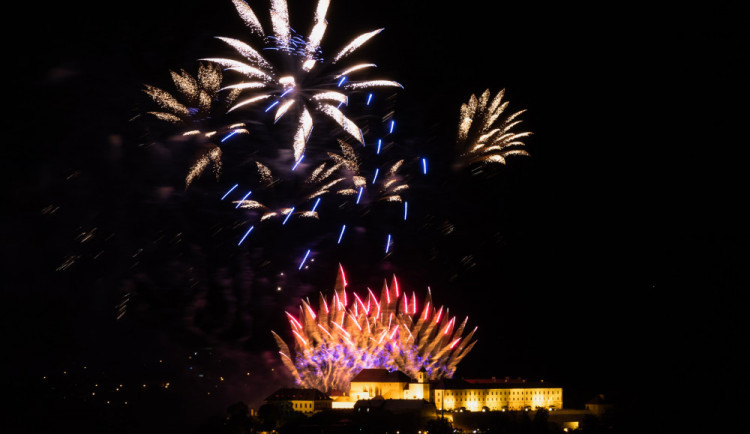 size3-16515808818926-60-ohnostroje-se-vraci-v-plne-parade-prvni-vybouchne-uz-v-nedeli