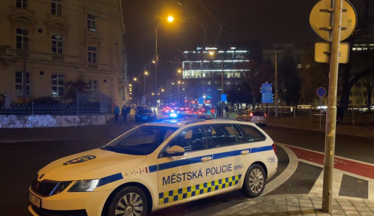 Brněnské pumpařky nevěděly, jak se budí muž, který spí mezi regály