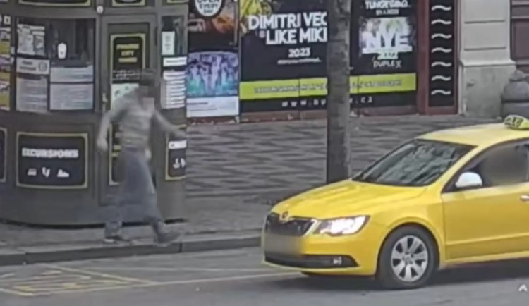 VIDEO: Kovboj posilněný ohnivou vodou napadl taxikáře. Zaklekli ho strážci zákona