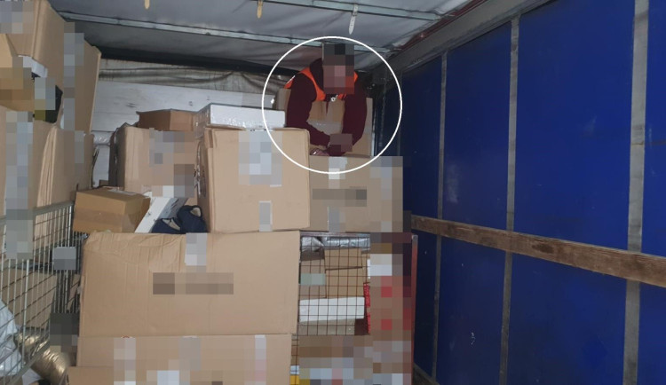 Na dálnici vykukoval z kamionu muž z Brna. Při nakládce se zfetoval a usnul v návěsu