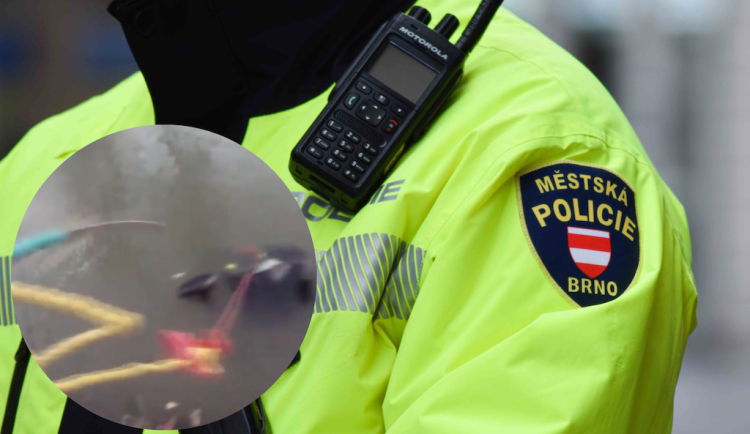 Matce v Brně sletěl do řeky kočárek. Lasem ho vylovili pod dohledem nutrie strážníci