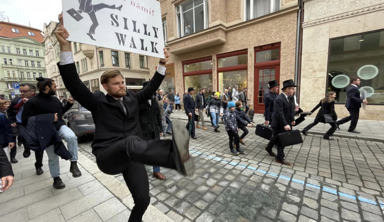 Brnem se prošli švihlí chodci