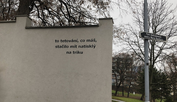 Lidé se kochají novým dílem brněnského Banksyho