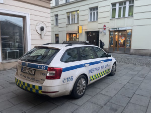 Opilý senior a pes zazpívali policistům v Brně operu. Nezatleskali